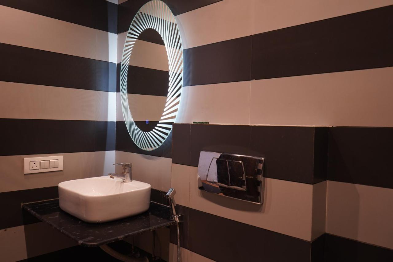 Hotel O Delhi, Near Karol Bagh Main Market And Metro Station Neu-Delhi Exterior foto