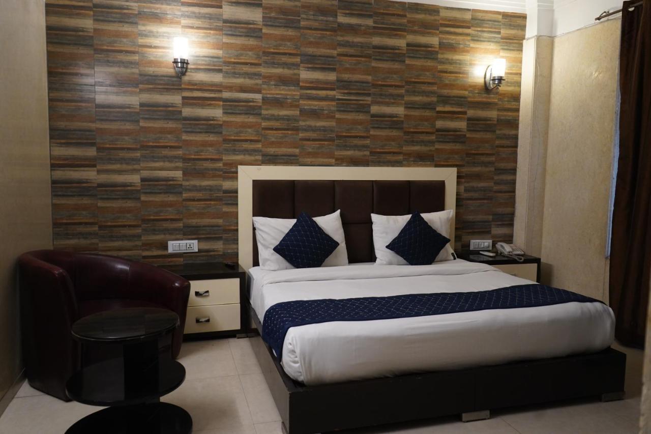 Hotel O Delhi, Near Karol Bagh Main Market And Metro Station Neu-Delhi Exterior foto
