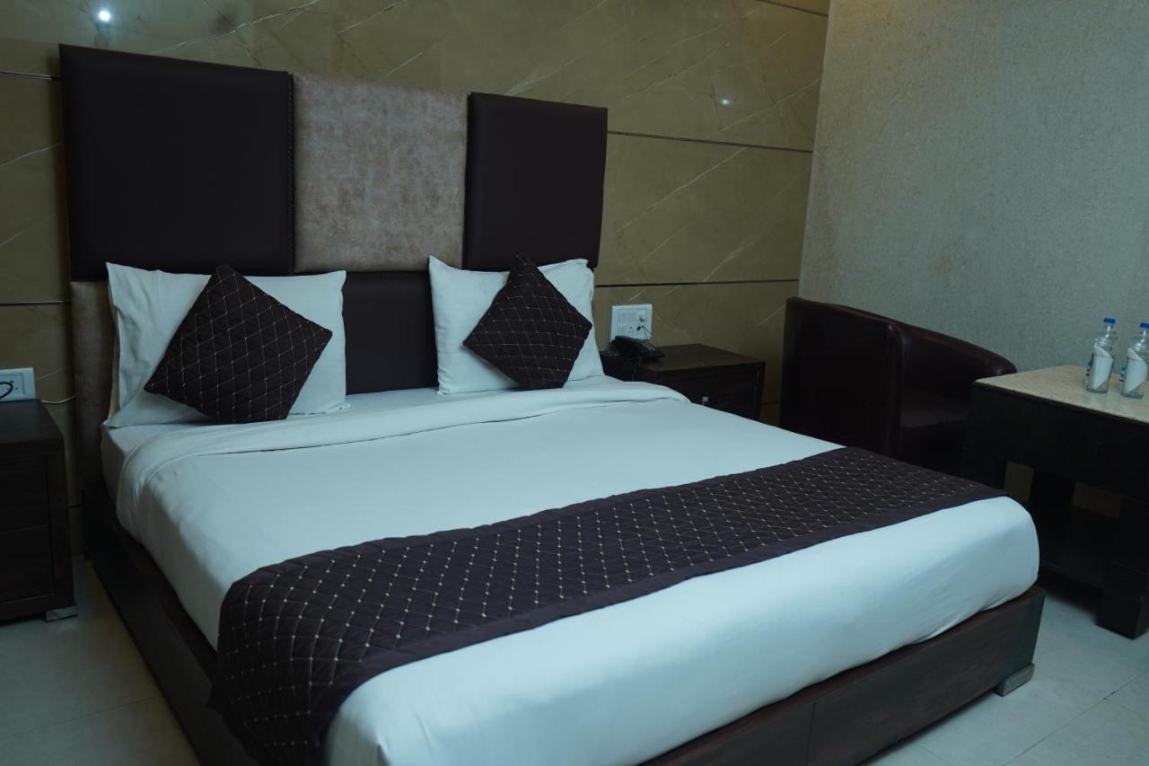 Hotel O Delhi, Near Karol Bagh Main Market And Metro Station Neu-Delhi Exterior foto