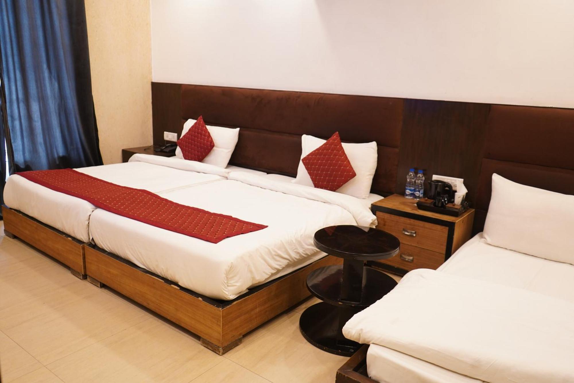 Hotel O Delhi, Near Karol Bagh Main Market And Metro Station Neu-Delhi Exterior foto