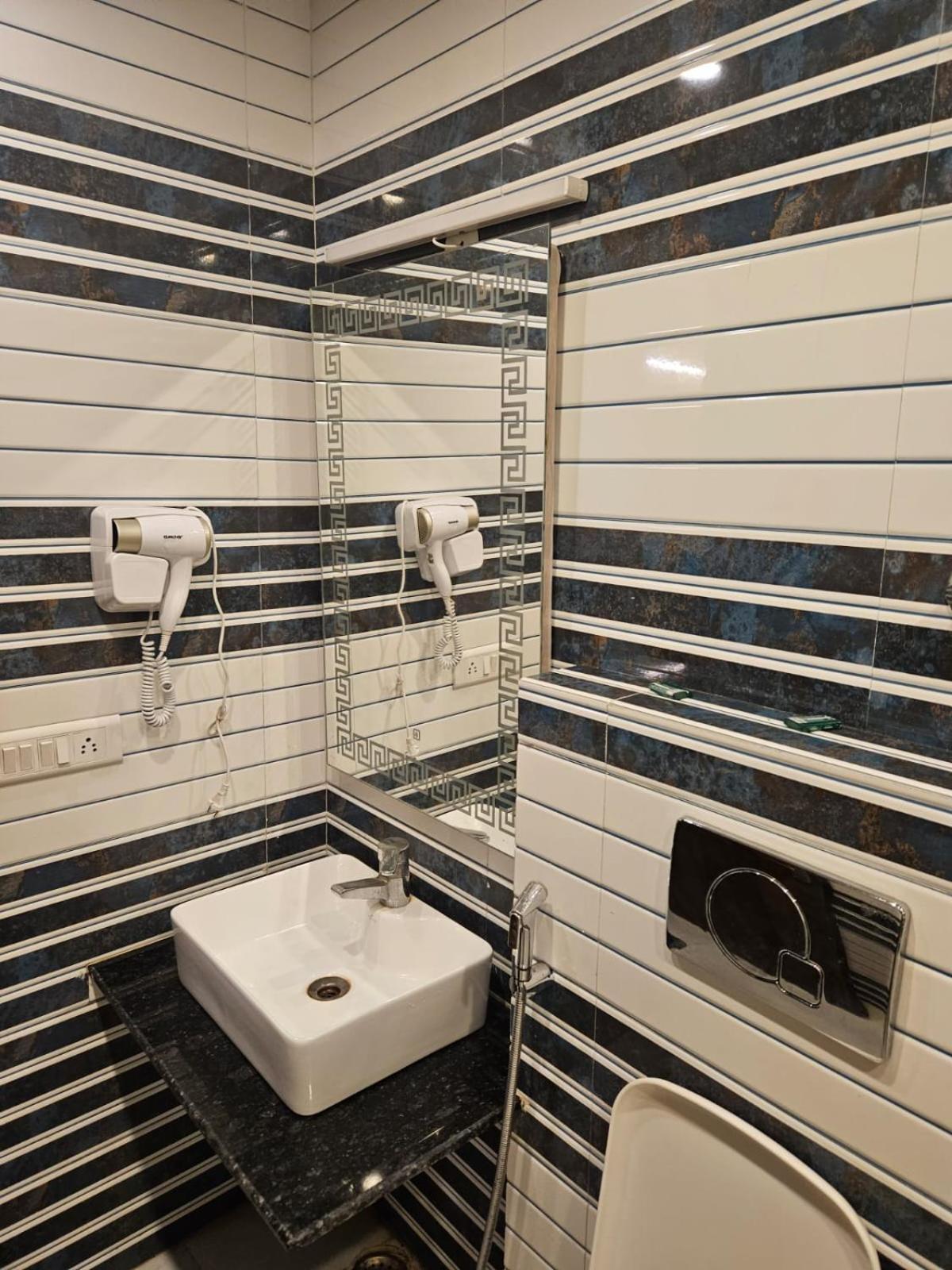 Hotel O Delhi, Near Karol Bagh Main Market And Metro Station Neu-Delhi Exterior foto