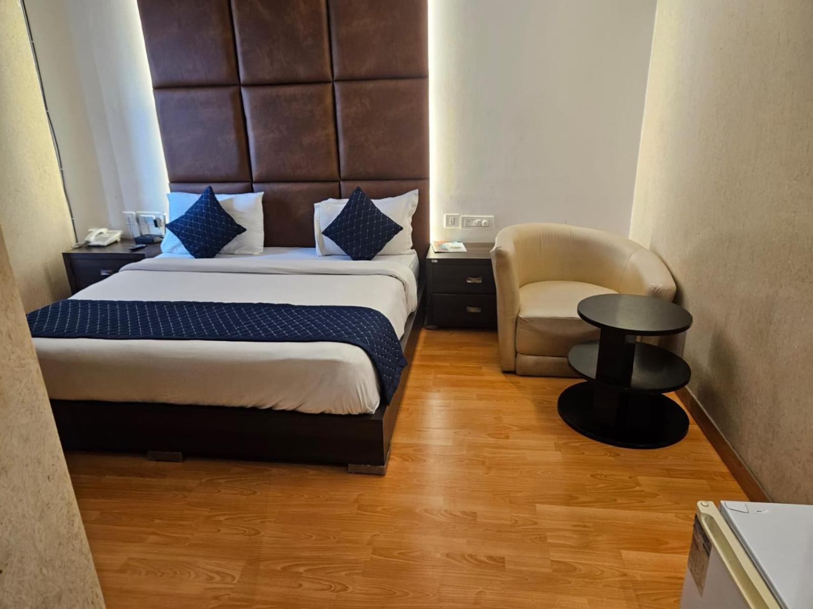 Hotel O Delhi, Near Karol Bagh Main Market And Metro Station Neu-Delhi Exterior foto