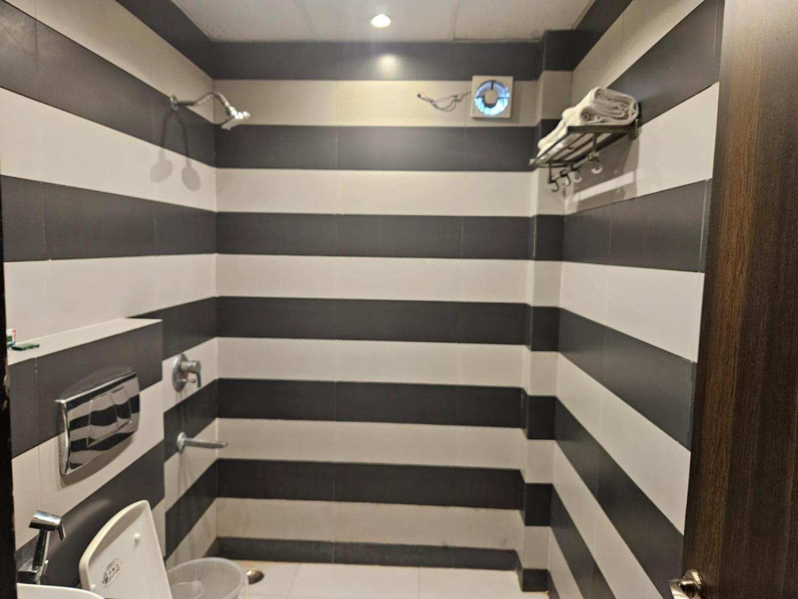 Hotel O Delhi, Near Karol Bagh Main Market And Metro Station Neu-Delhi Exterior foto