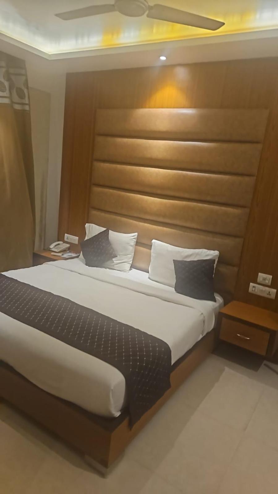 Hotel O Delhi, Near Karol Bagh Main Market And Metro Station Neu-Delhi Exterior foto